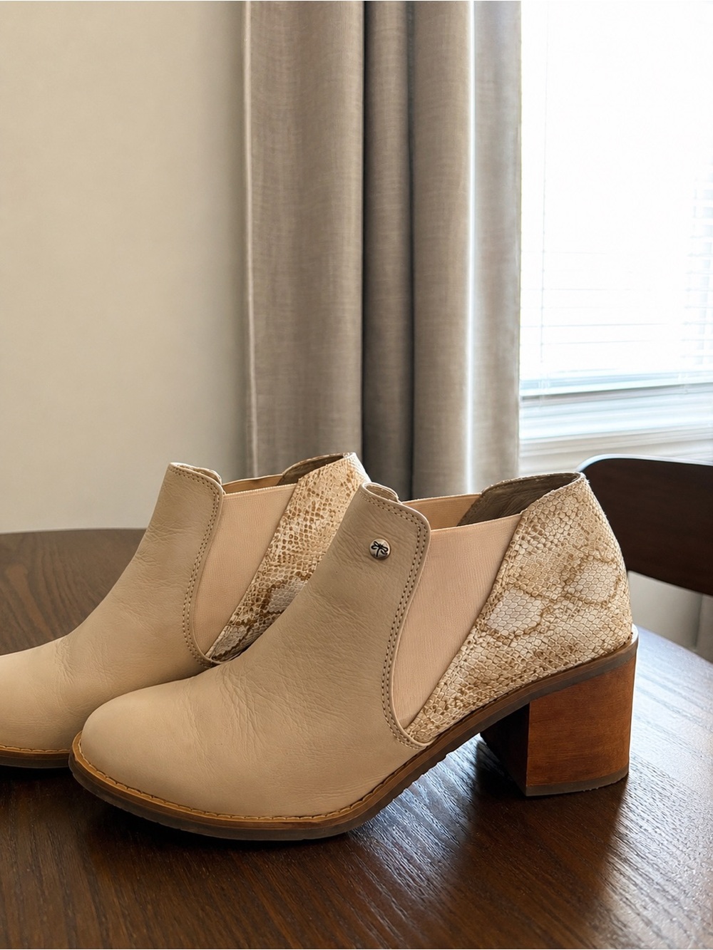 Beige Leather Block Heel Ankle Booties with Snake-Print Accent size 8 (botas 8 )